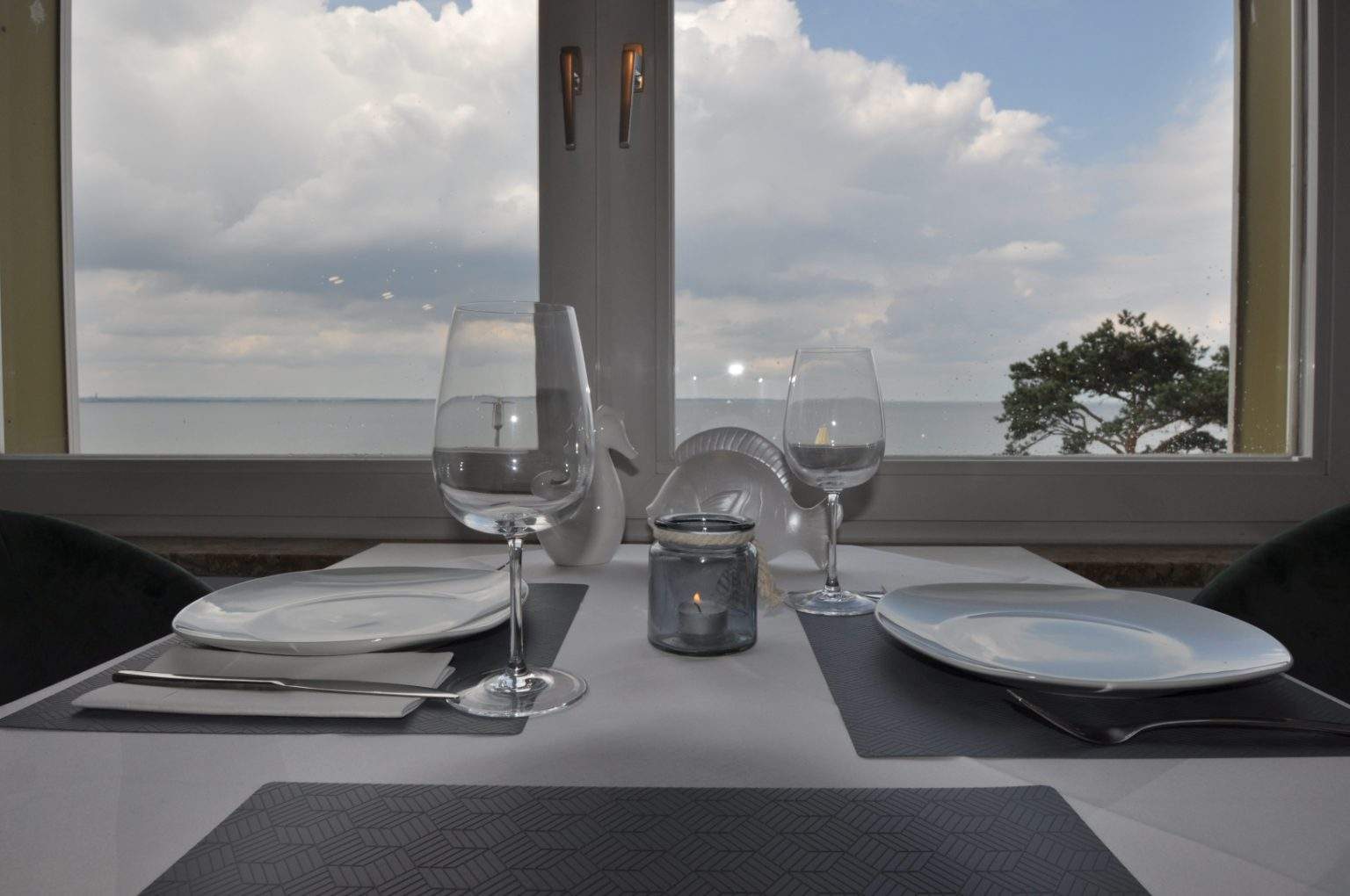 Gedeckter Esstisch mit der Ostsee im Hintergrund