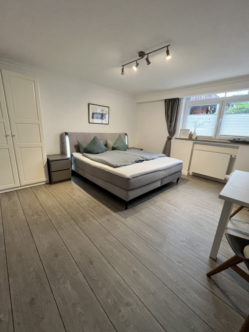 Schlafzimmer mit Doppelbett, Bild an der Wand eine kleiner Tisch mit 2 Stühlen