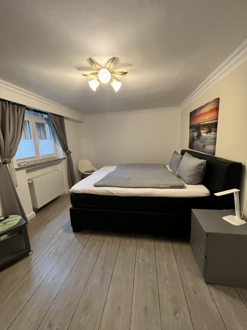 Schlafzimmer mit Doppelbett und Bild an der Wand