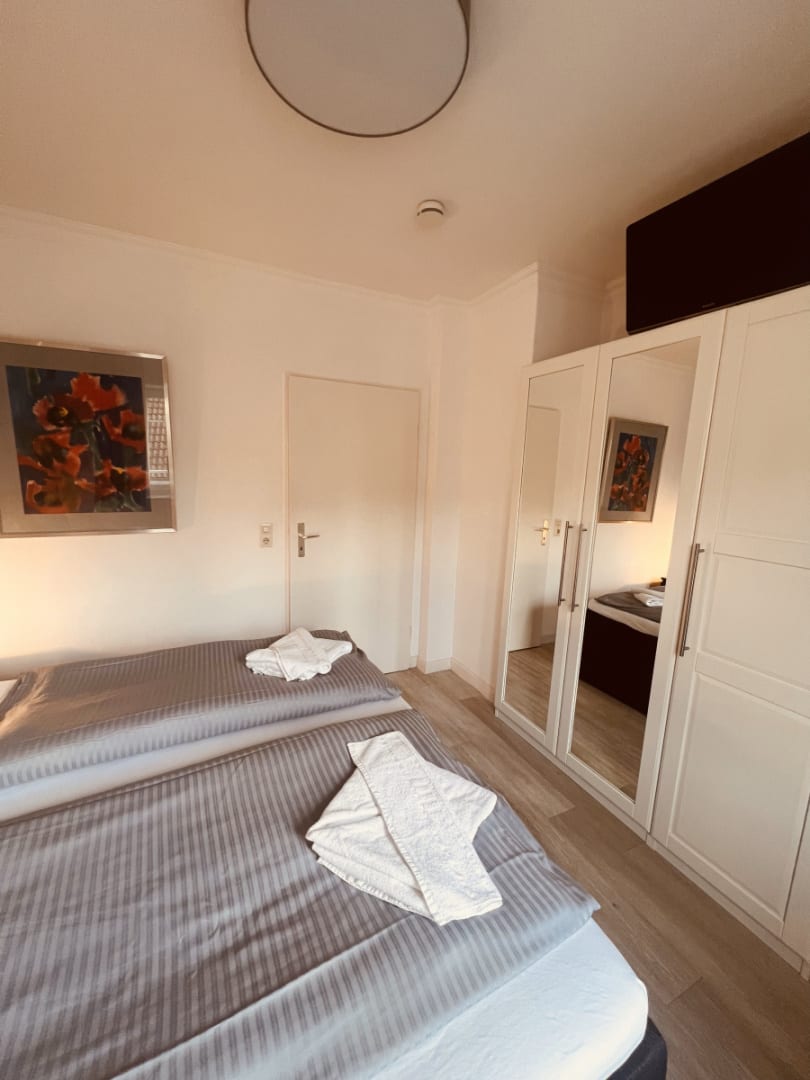 Doppelbett und großer Kleiderschrank