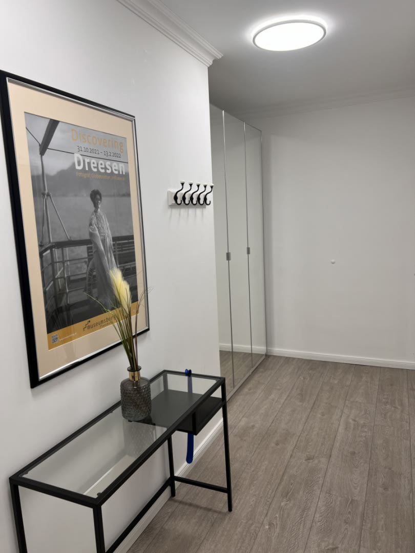 Eingangsbereich mit Garderobe und einem Bild an der Wand auf dem Dreesen steht