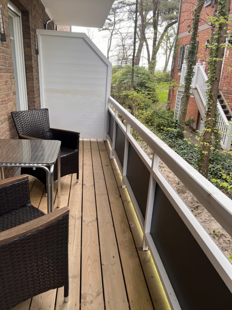 Balkon mit 2 Stühlen