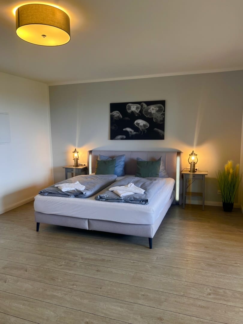 Schlafzimmer mit Doppelbett und Bild an der Wand