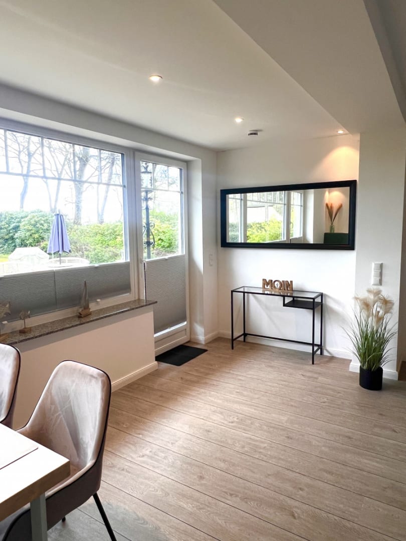 Tür mit großem Spiegel daneben