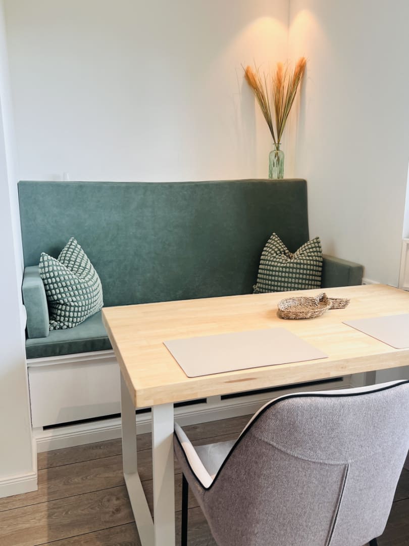 Siztbank und Esstisch