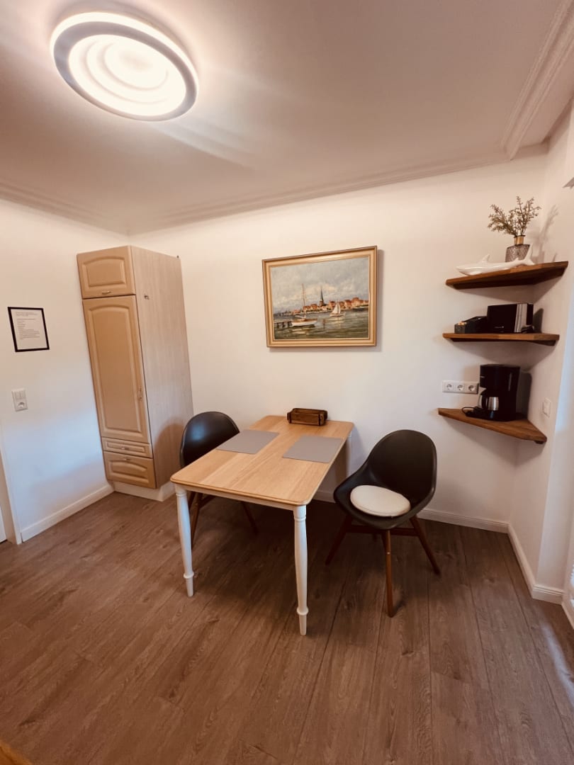 Esstisch mit 2 Stühlen