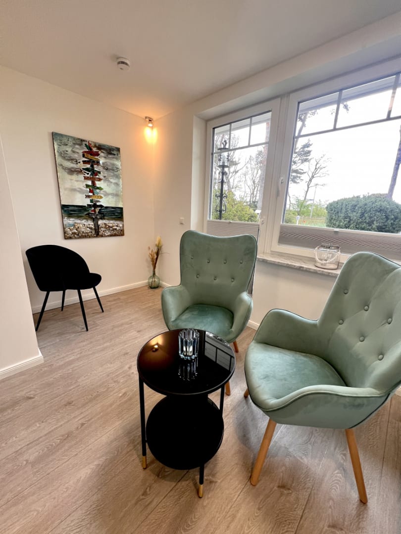 Wohnzimmer mit Sitzgelegenheit und einem kleinen Tisch