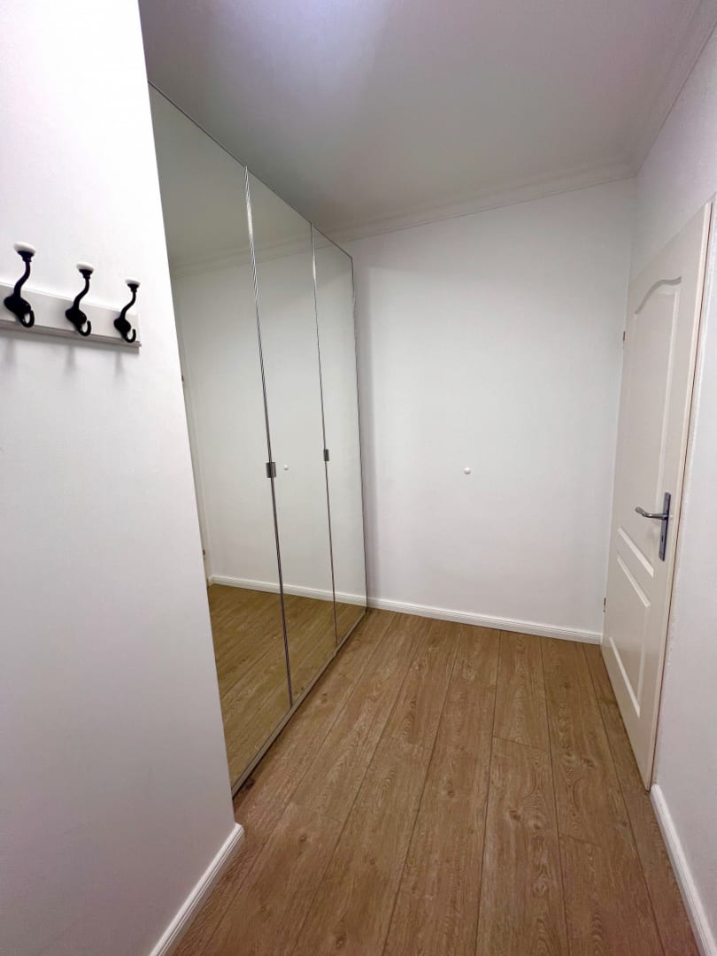 Eingangstür und Kleiderschrank mit Spiegel