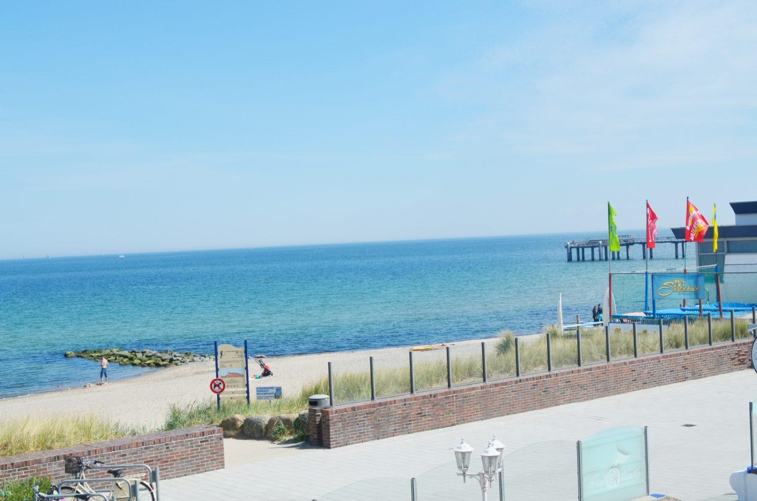 Promenade, Strand und Ostsee mit 4 Flaggen