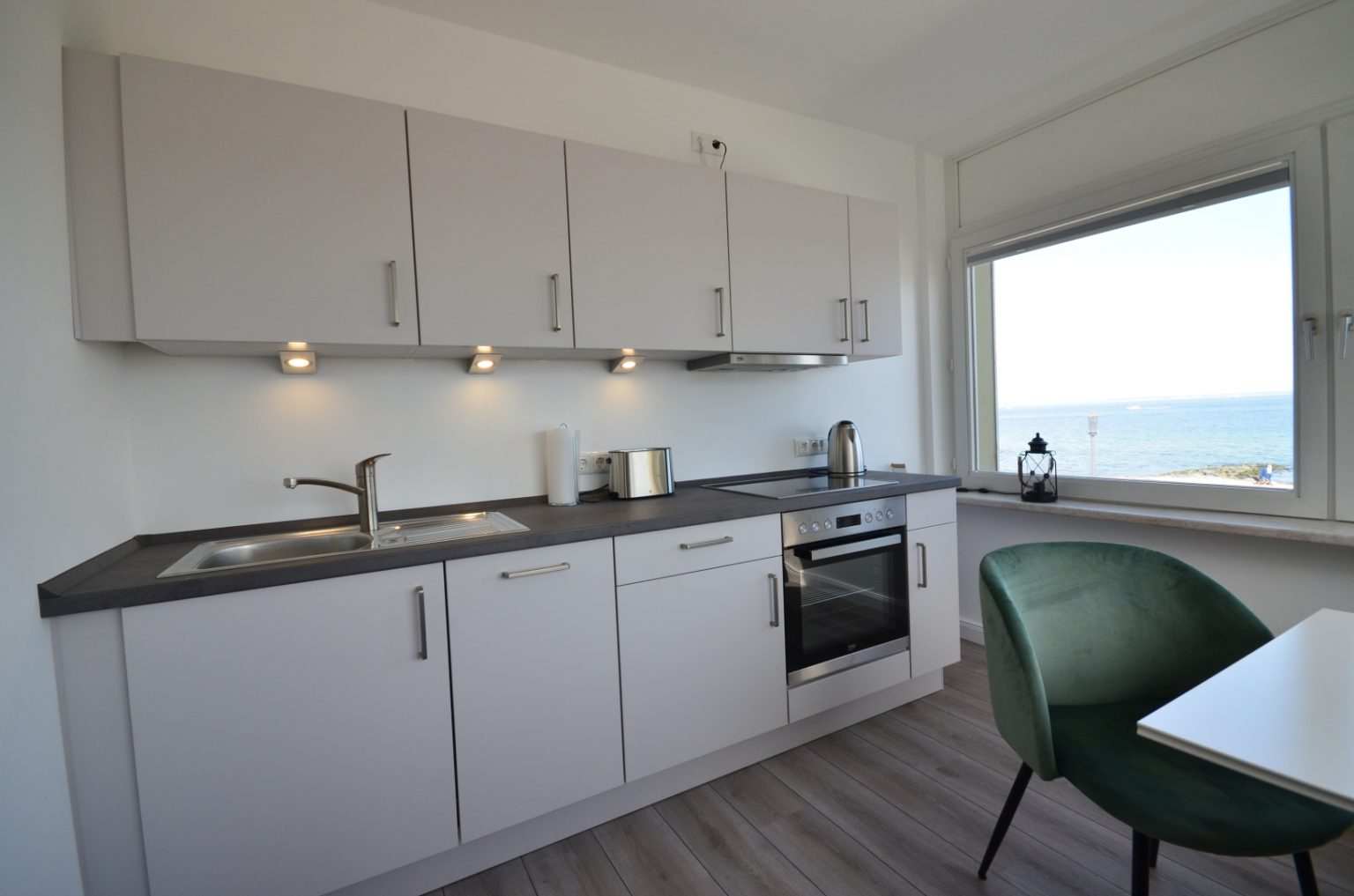Küche mit Ostsee im Hintergrund