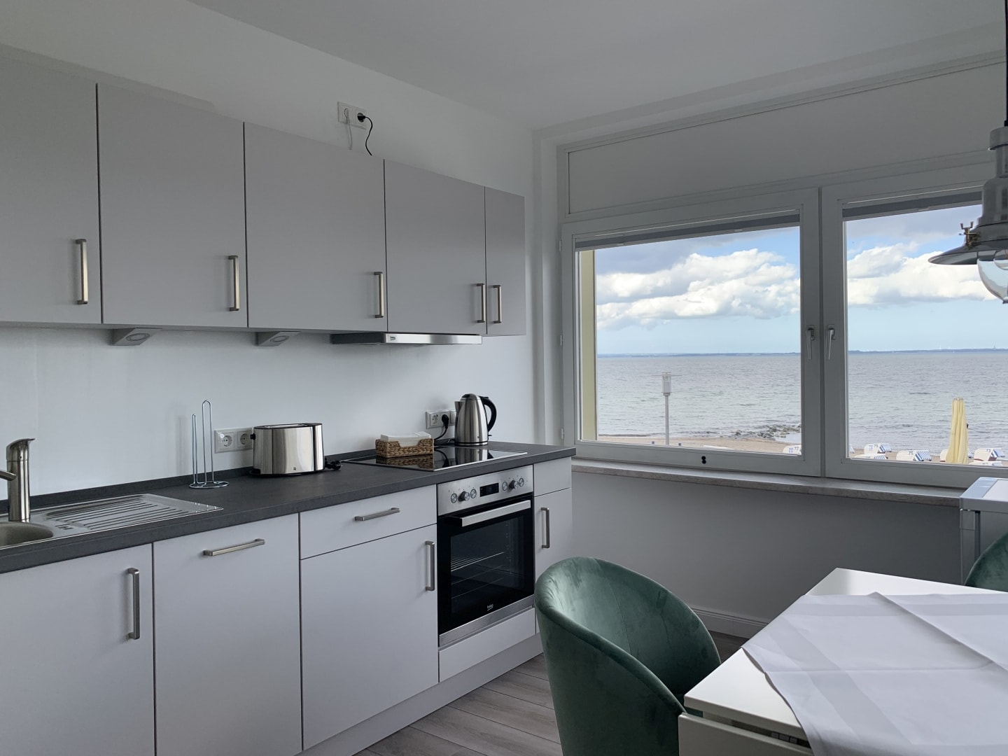 Küche mit Ostsee im Hintergrund