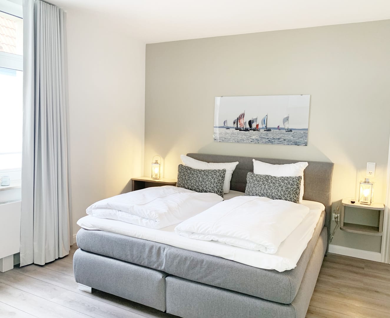 Schlafzimmer mit Doppelbett und Bild an der Wand