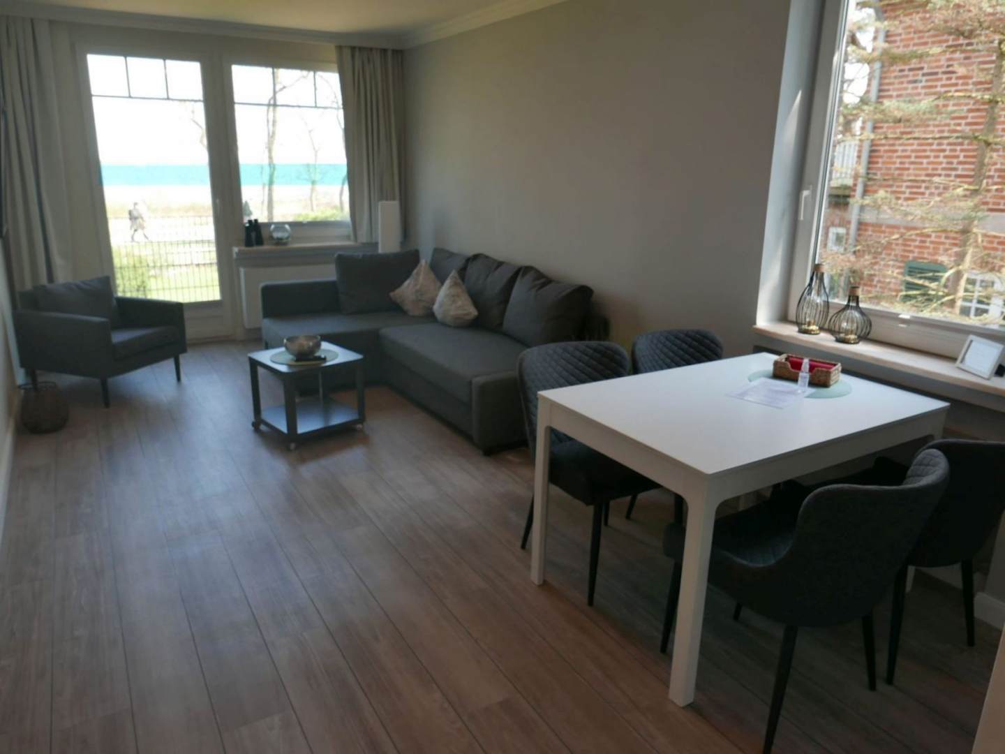 Wohnzimmer mit Esstisch und großem Sofa