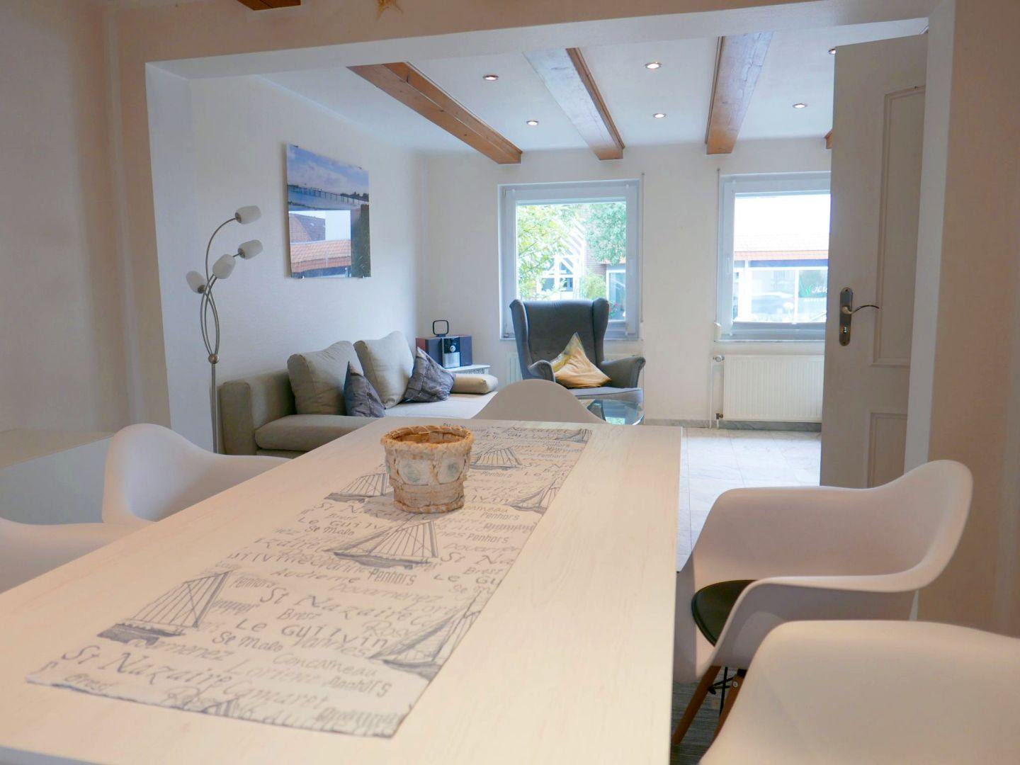 Esstisch mit Wohnzimmer im Hintergrund