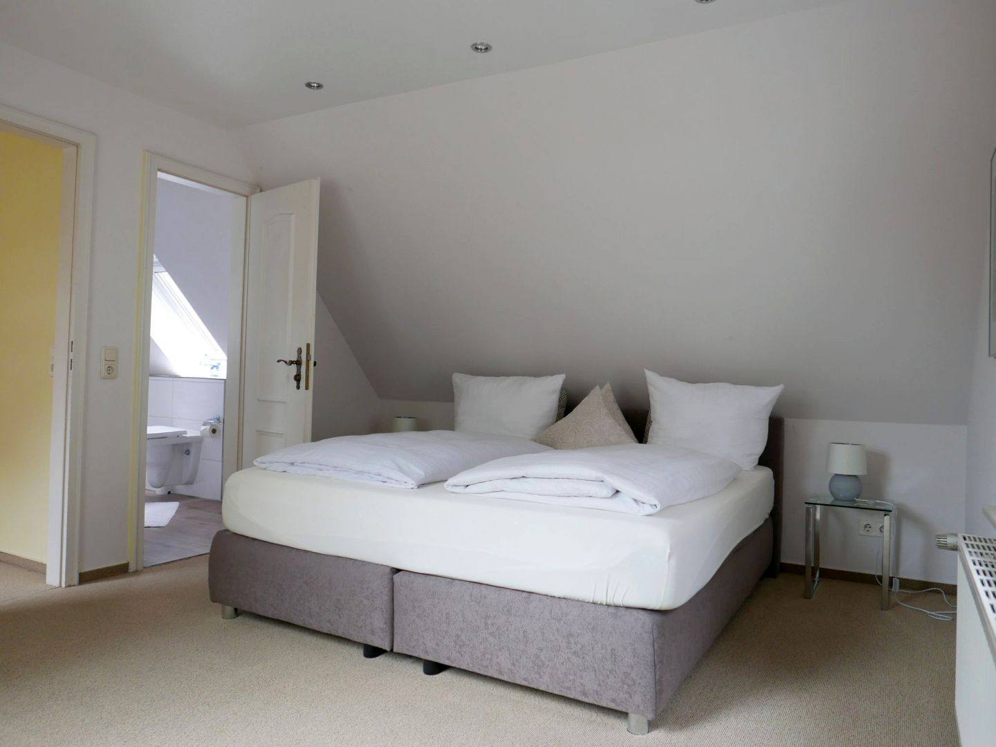 Schlafzimmer mit Doppelbett