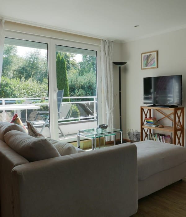 Wohnzimmer und Tür zum Balkon