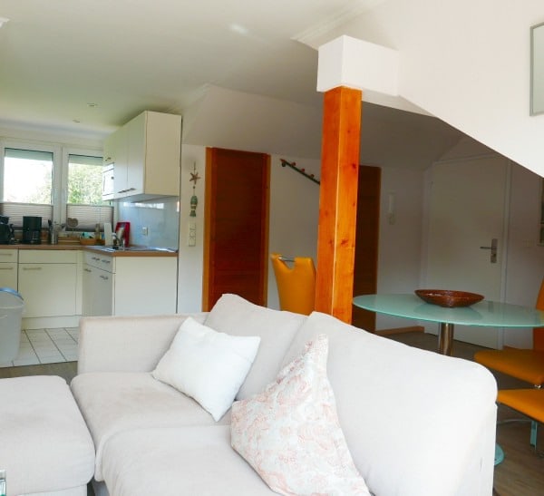 Wohnzimmer, Esstisch und Küche im Hintergrund