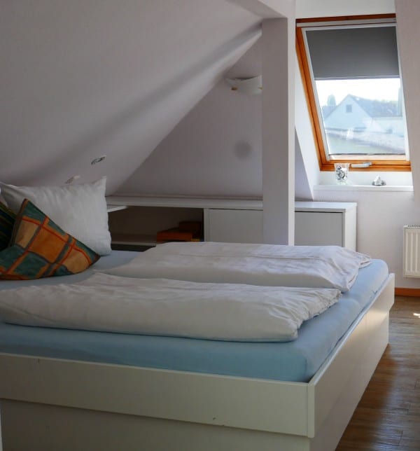 Doppelbett under Dachschräge