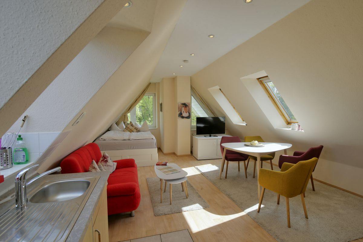 Wohnzimmer mit Doppelbett