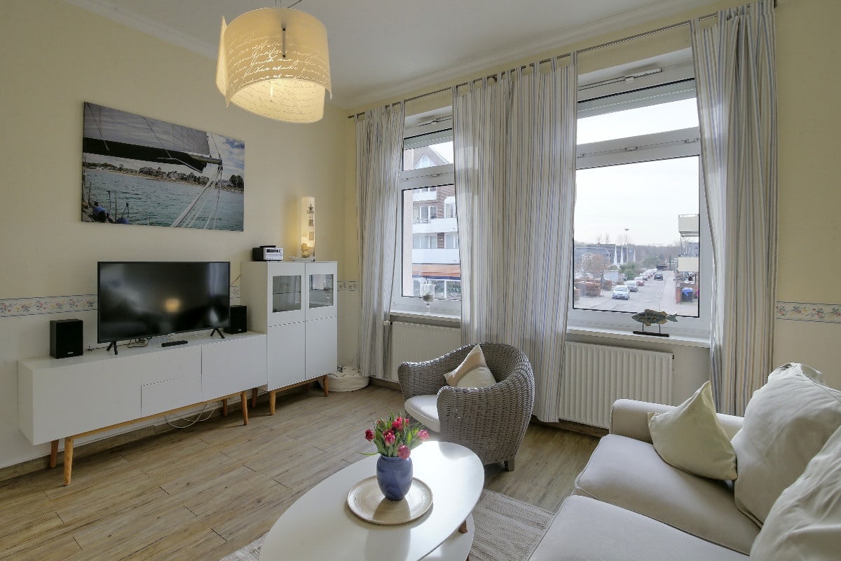 Wohnzimmer mit Blick auf die Straße