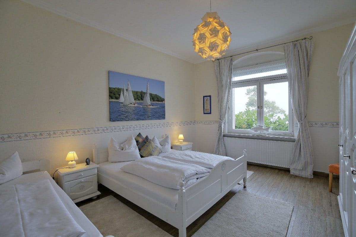 Schlafzimmer mit Doppelbett und Einzelbett