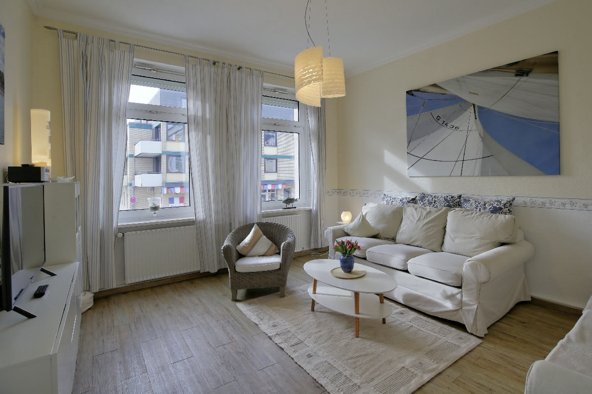 Wohnzimmer mit großem Bild an der Wand