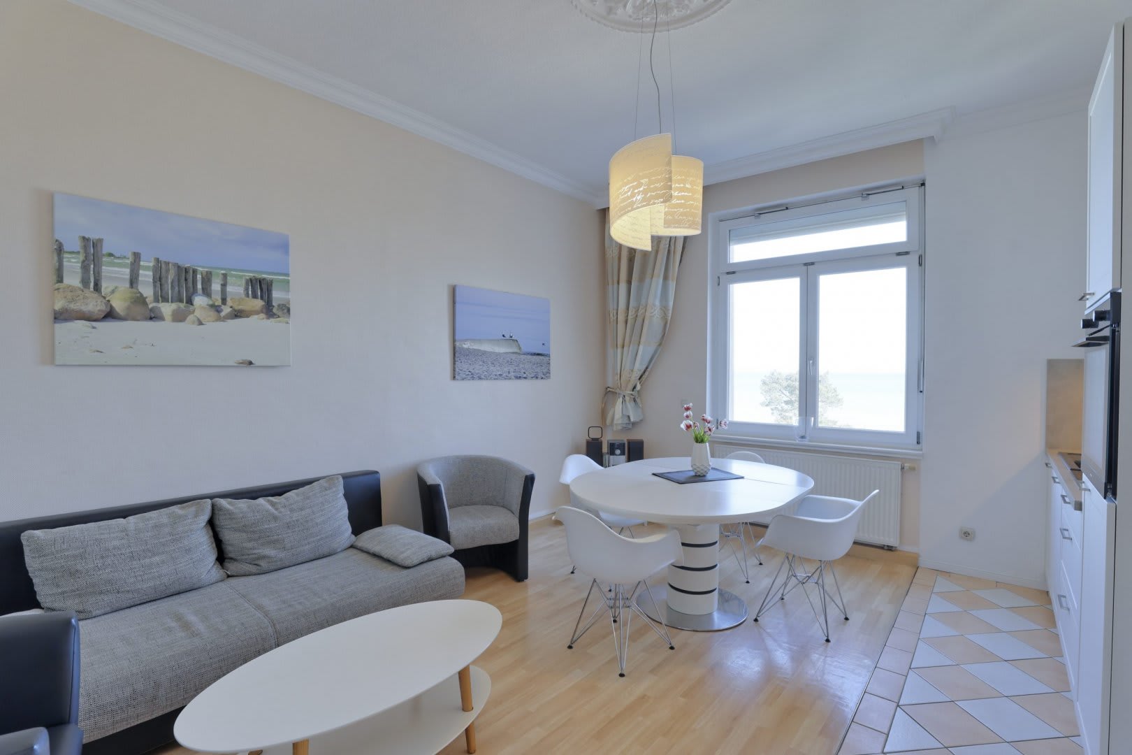 Wohnzimmer mit Esstisch