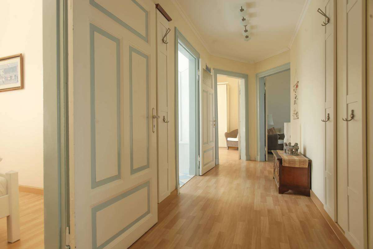 Flur mit vielen Türen