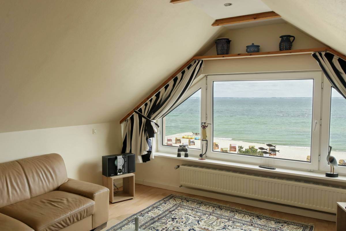 Blick auf die Ostsee durchs Wohnzimmerfenster