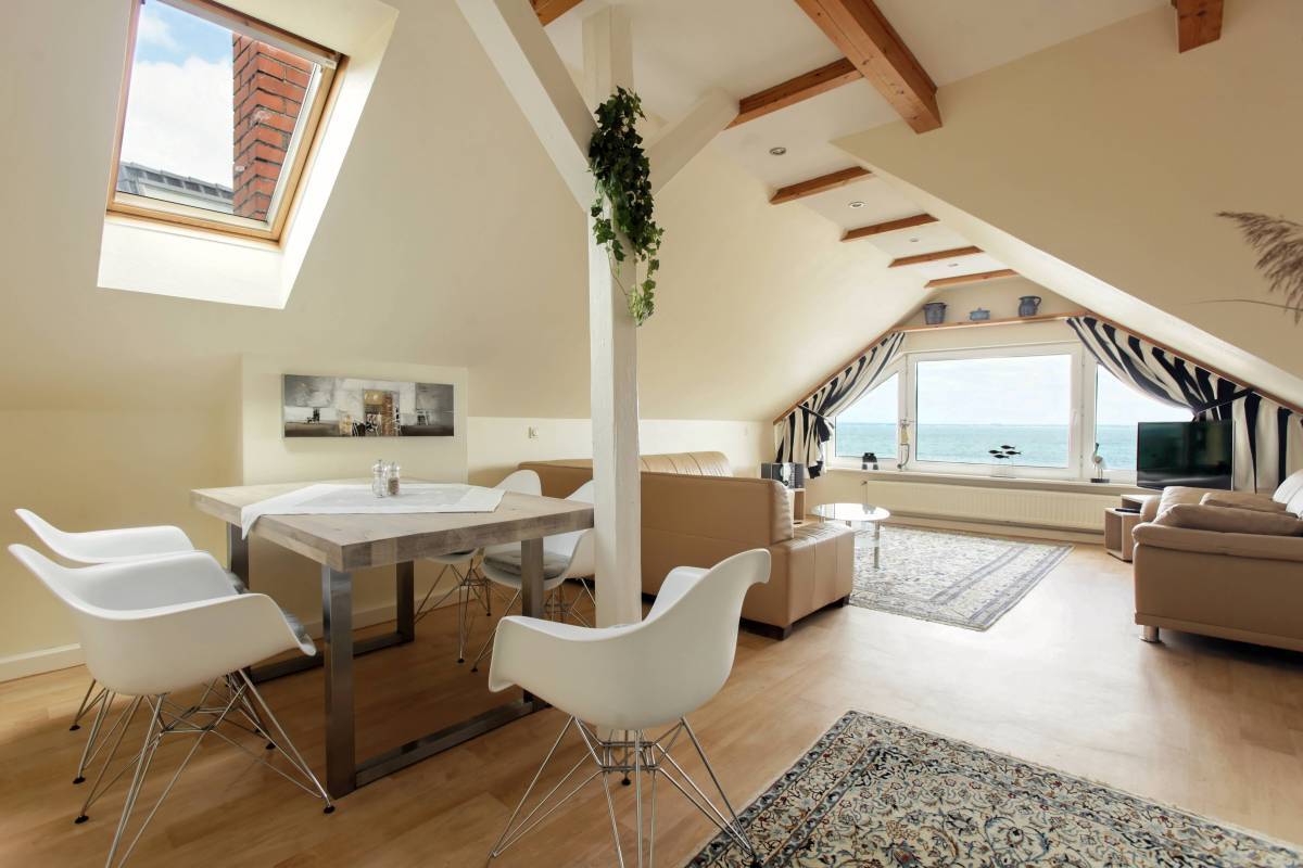 Wohnzimmer und Esstisch