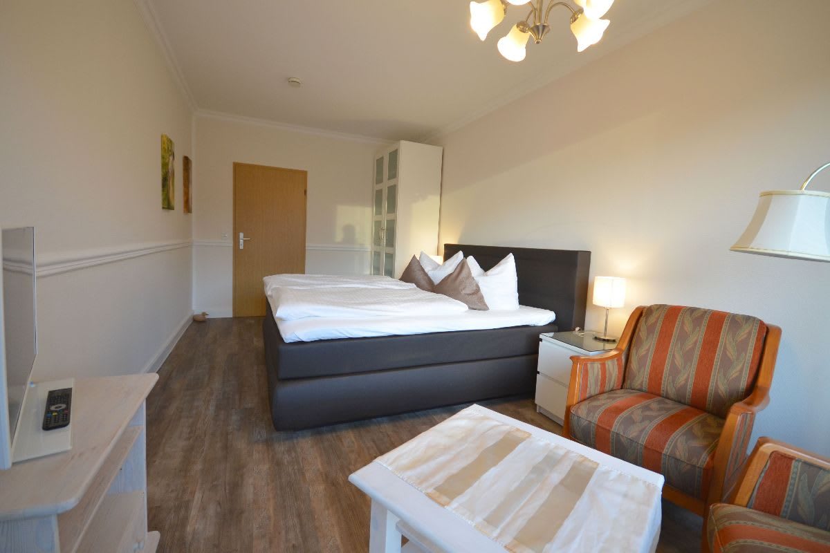 Wohnzimmer mit Doppelbett