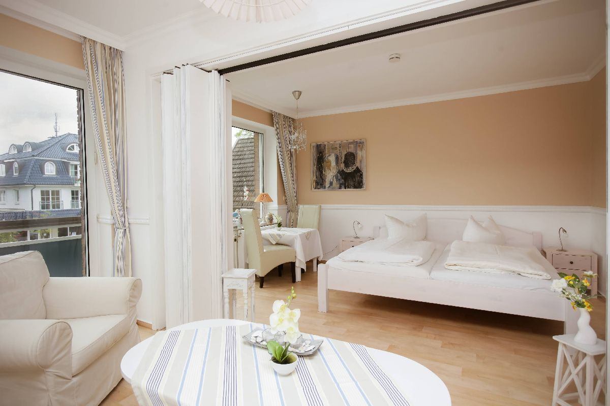 Wohnzimmer mit Doppelbett