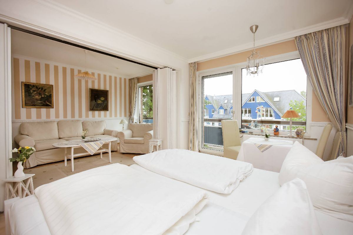 Doppelbett und Balkon