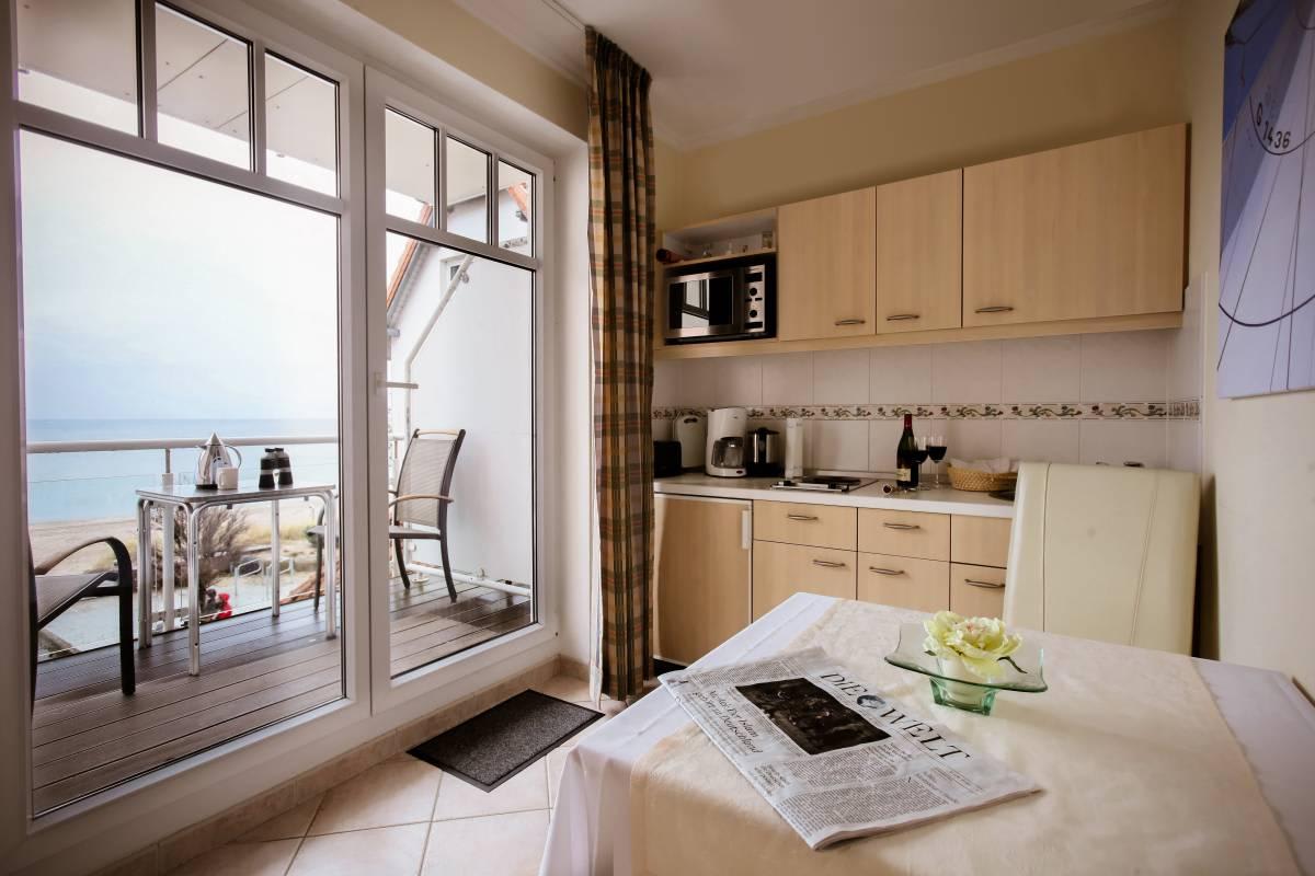 Balkon mit Meerblick, Küche und ein kleiner Esstisch