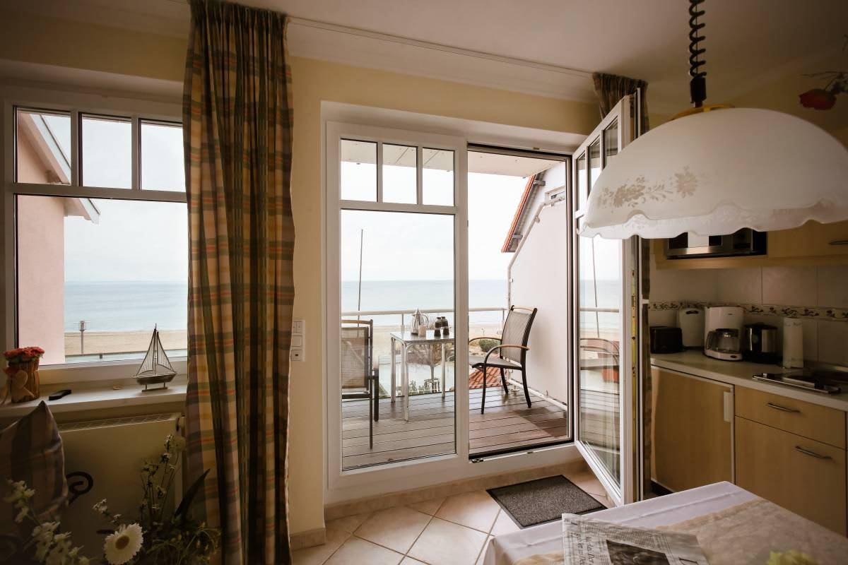 Blick auf die Ostsee vom Esstisch, die Balkontür ist offen