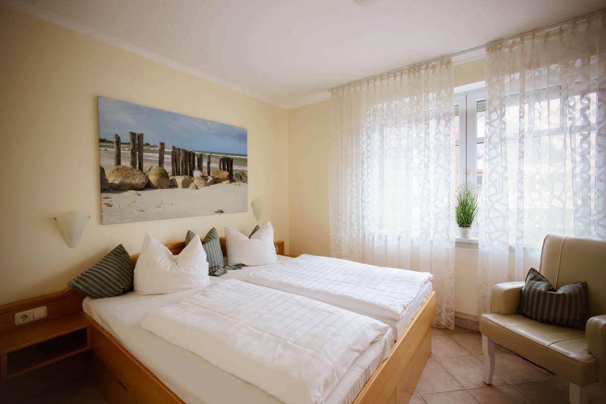 Schlafzimmer mit Doppelbett