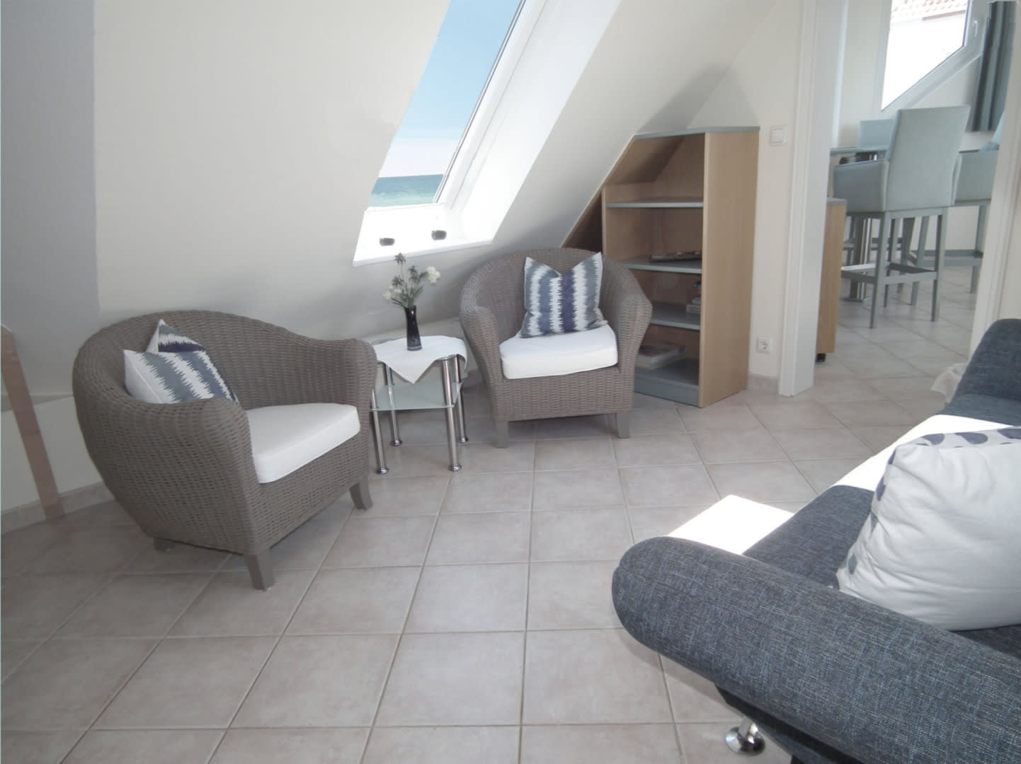 Wohnzimmer, aus dem Fenster sieht man die Ostsee