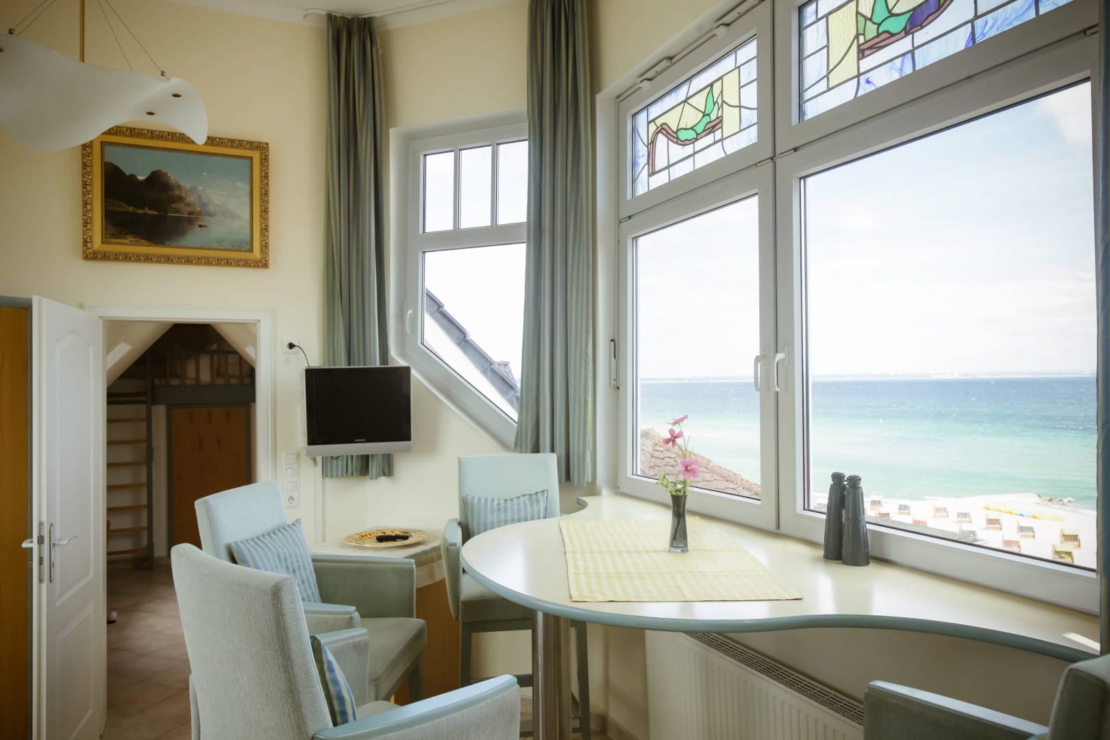 Esstisch mit Blick auf die Ostsee