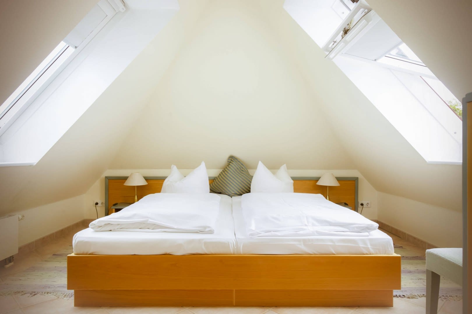Schlafzimmer mit Doppelbett unter Dachschräge