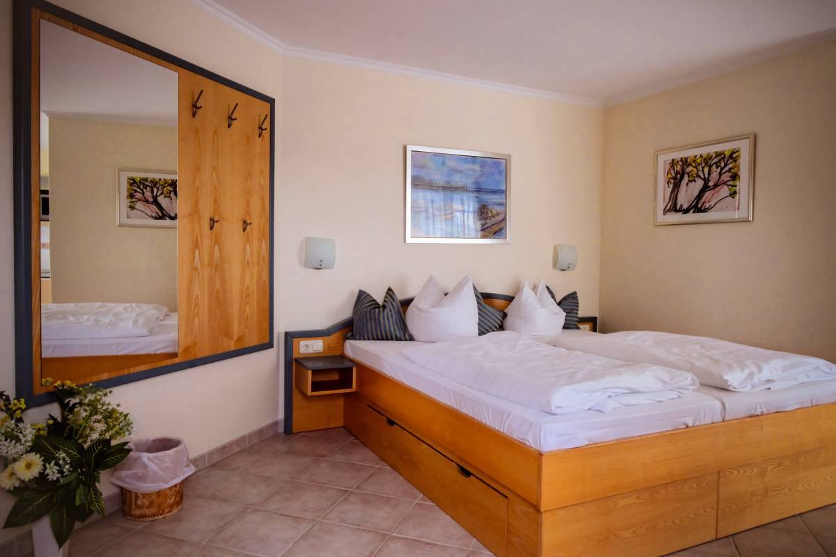 Schlafzimmer mit Doppelbett