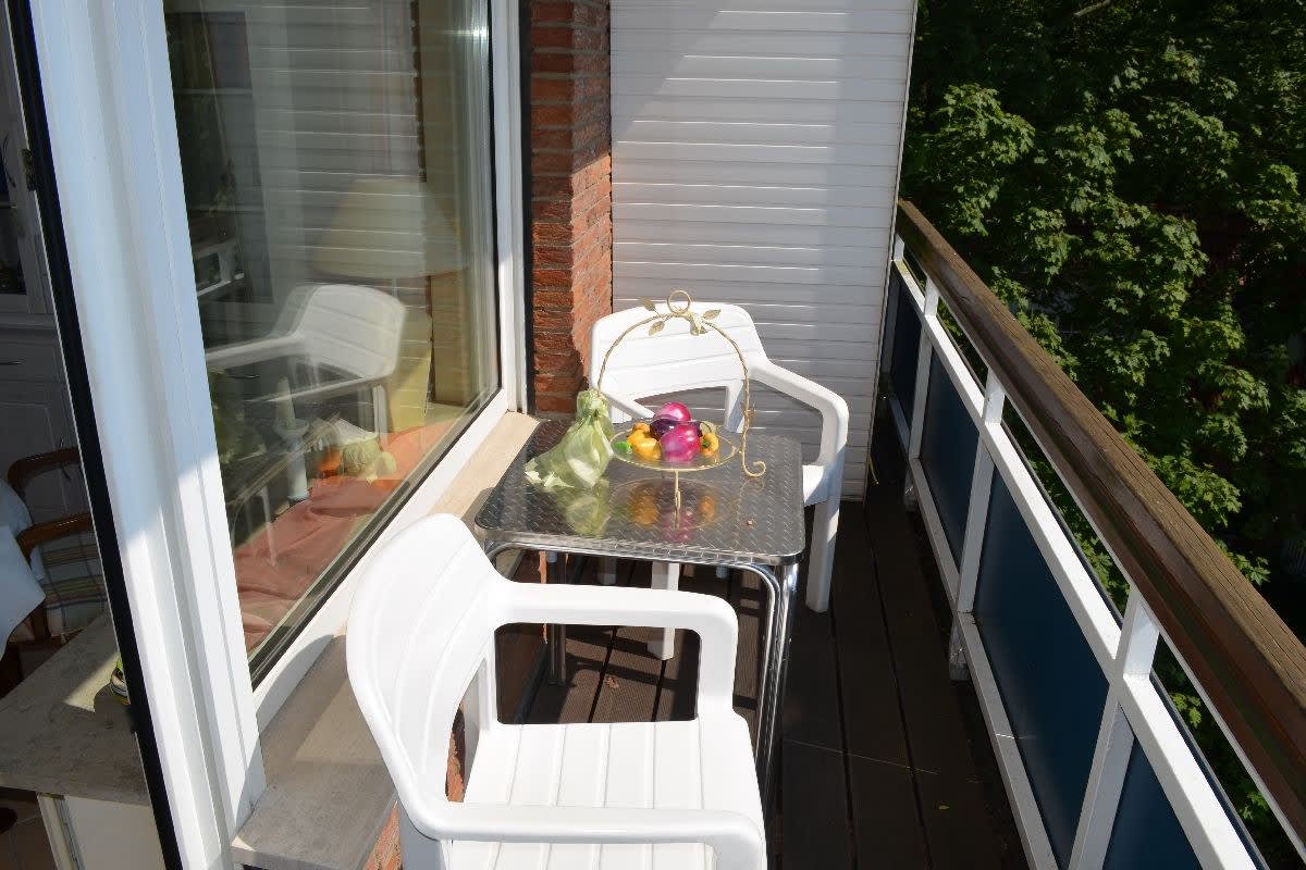 Balkon mit 2 Stühlen