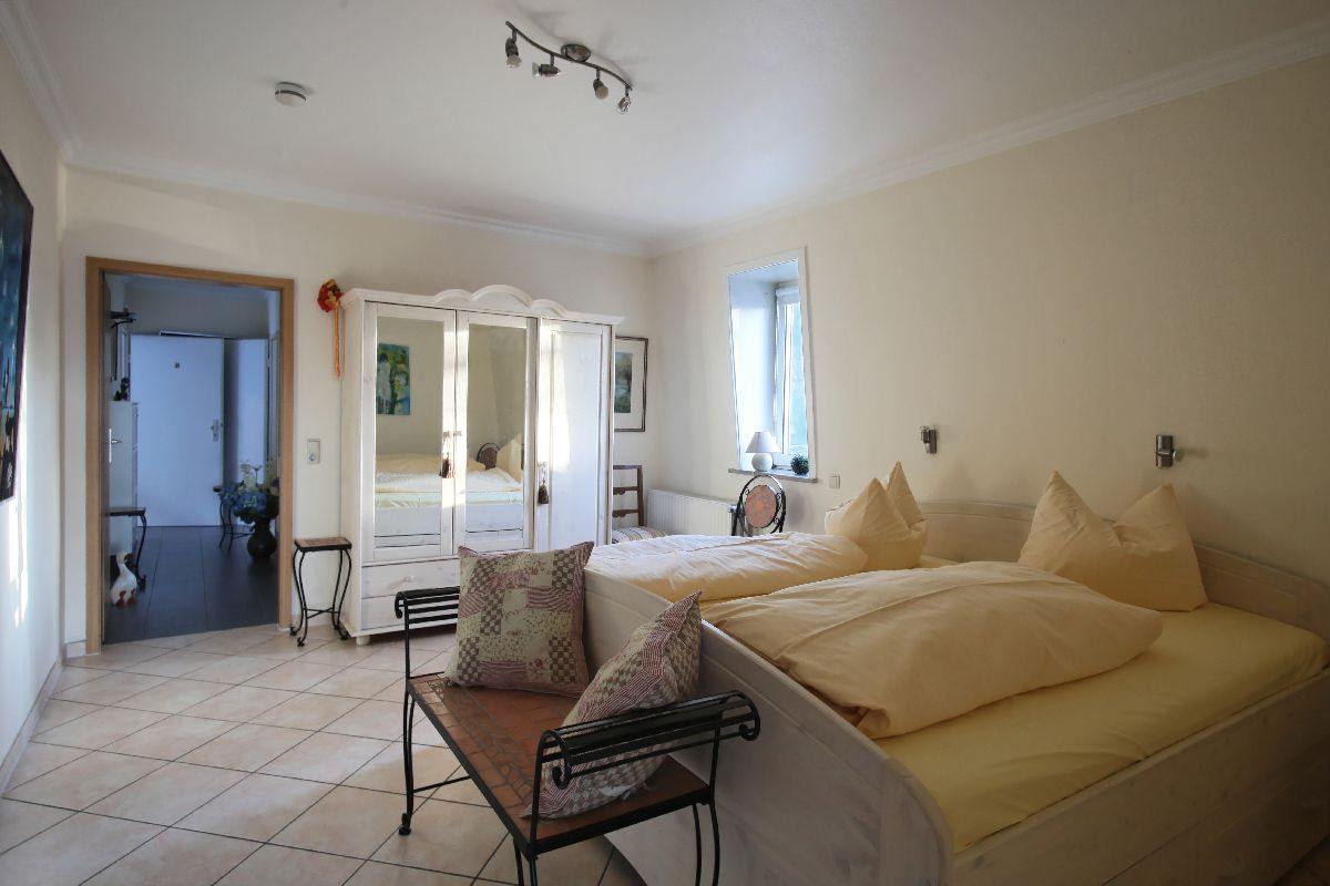 Schlafzimmer mit Doppelbett