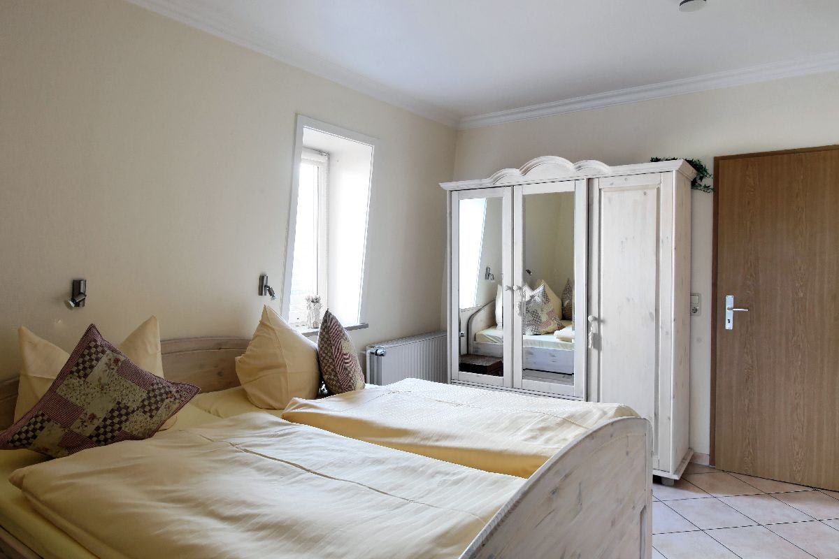 Schlafzimmer mit Doppelbett