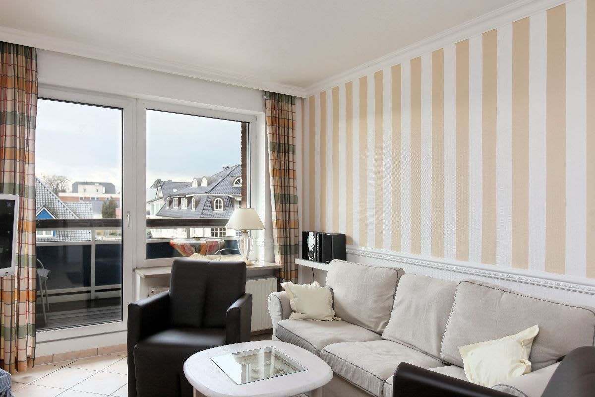 Wohnzimmer mit Balkon im Hintergrund