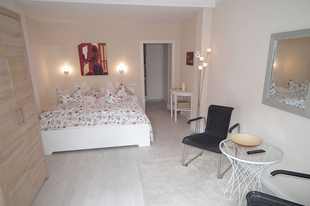 Doppelbett, Sitzecke mit einem kleinen Tisch und 2 Stühlen