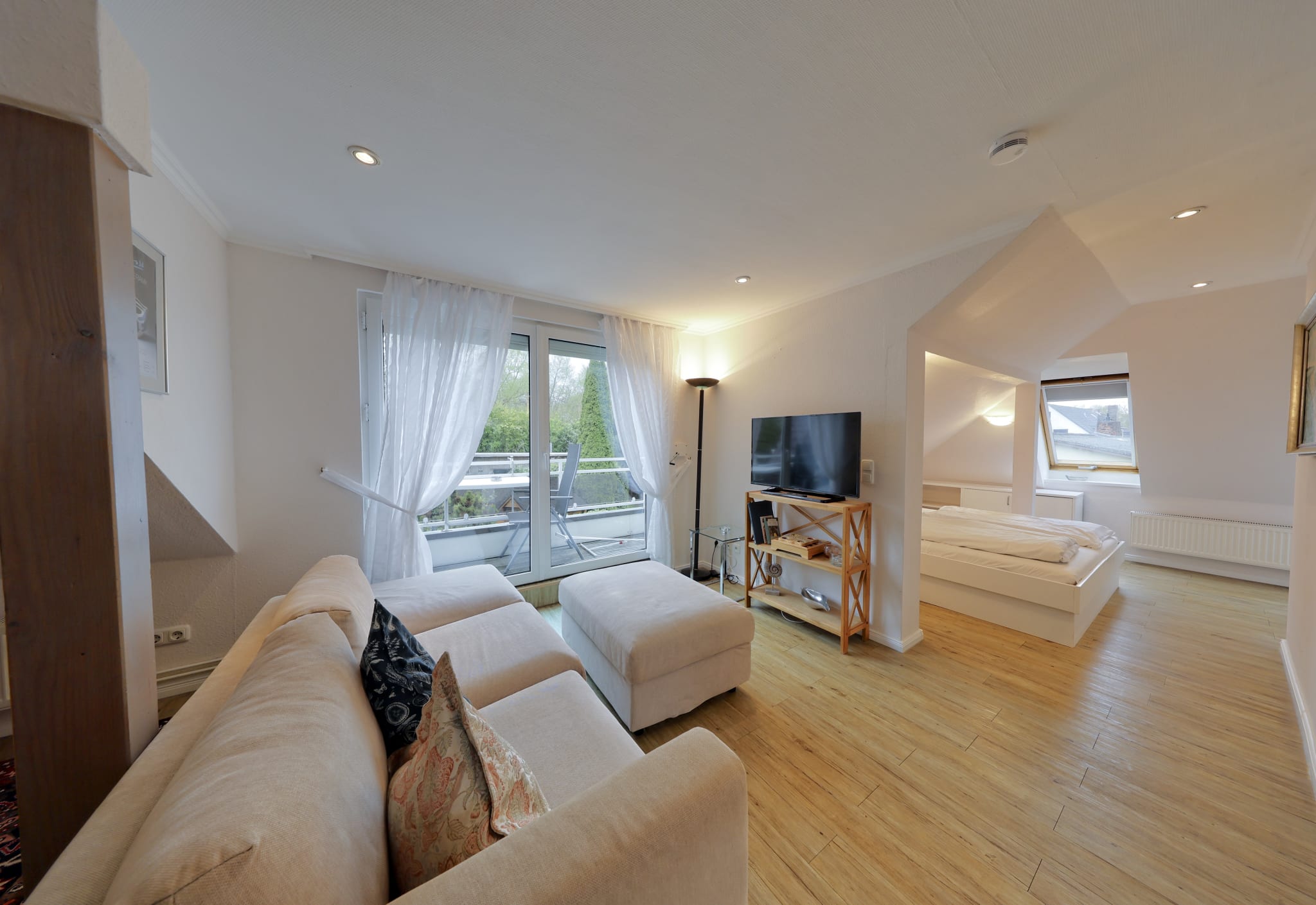 Wohnzimmer, Sofa und Fernseher