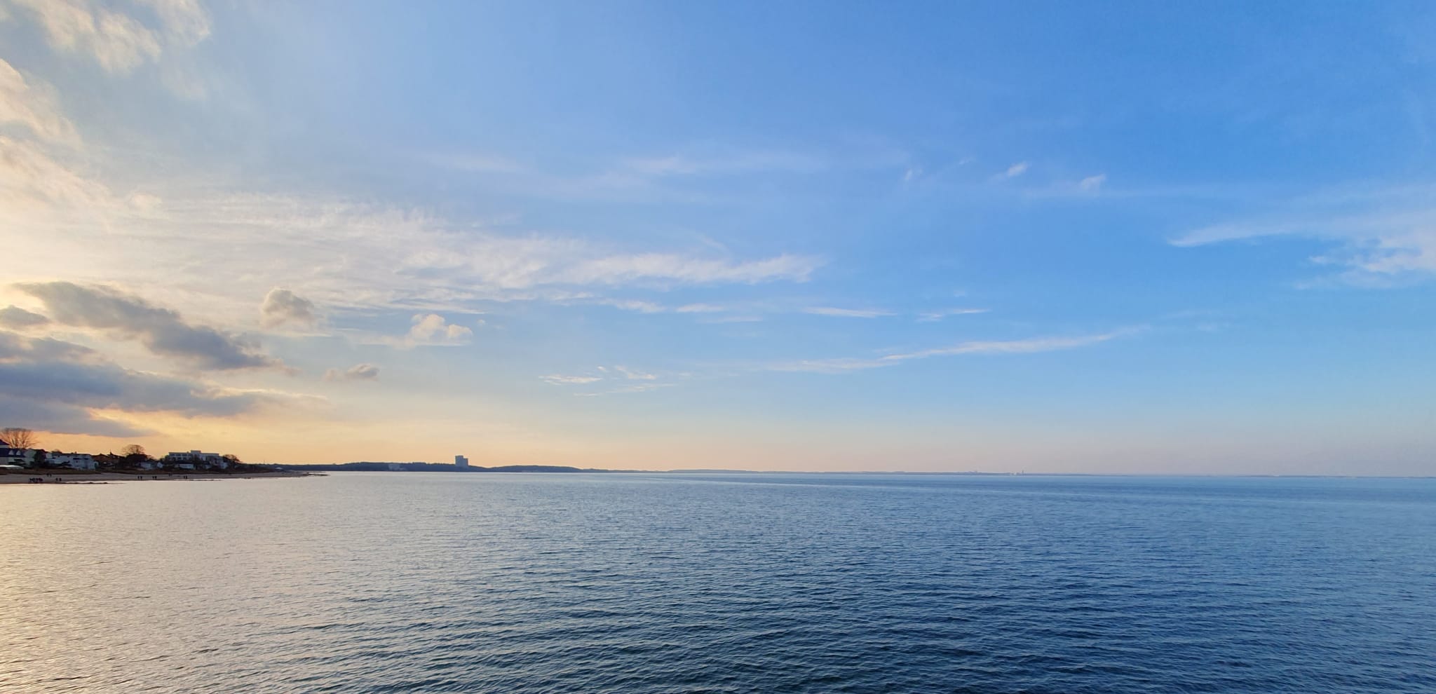 Ostsee mit Skyline im Hintergrund