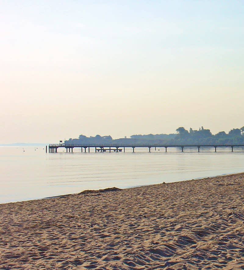 Leerer Strand, ruhige Ostsee am Morgen