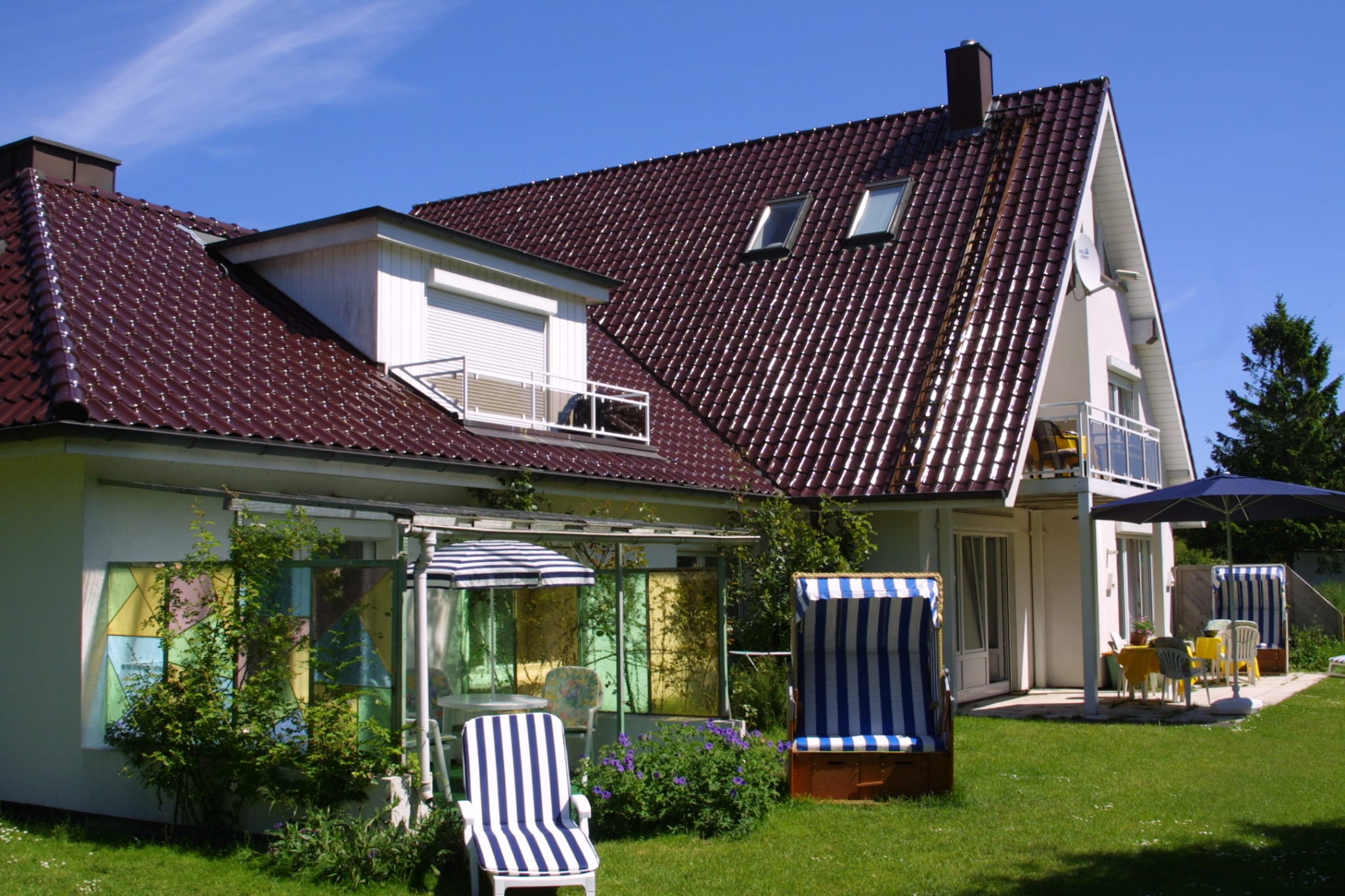 Das Landhaus mit Garten im Vordergrund