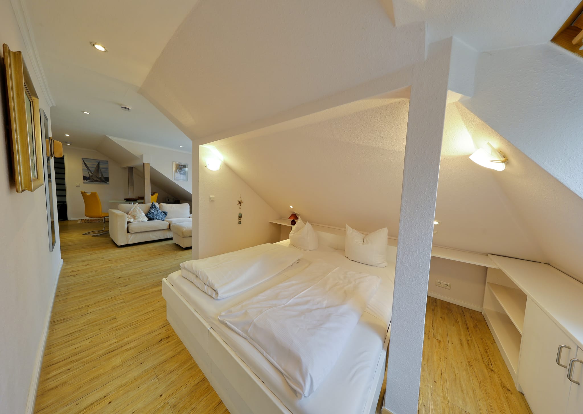 Doppelbett in der Abseite